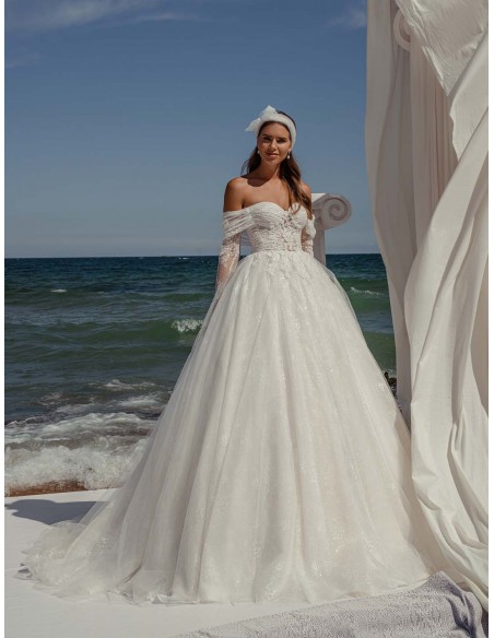 Vestido de novia con corte princesa y envolvente escote con manga larga de delicado encaje en INVITADISIMA Vestido de novia con corte princesa y envolvente escote con manga larga de delicado encaje en INVITADISIMA