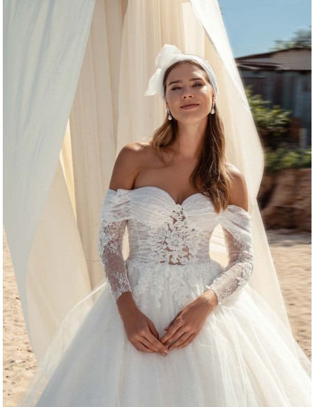 Vestido de novia con corte princesa y envolvente escote aportando feminidad en INVITADISIMA Vestido de novia con corte princesa y envolvente escote aportando feminidad en INVITADISIMA