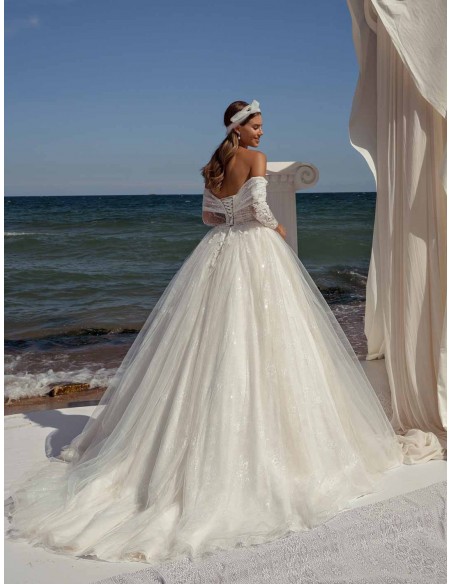Vestido de novia con corte princesa y envolvente escote con manga larga de delicado encaje Jeorjett Fashion Group - 4 Vestido de novia con corte princesa y envolvente escote con manga larga de delicado encaje Jeorjett Fashion Group - 4
