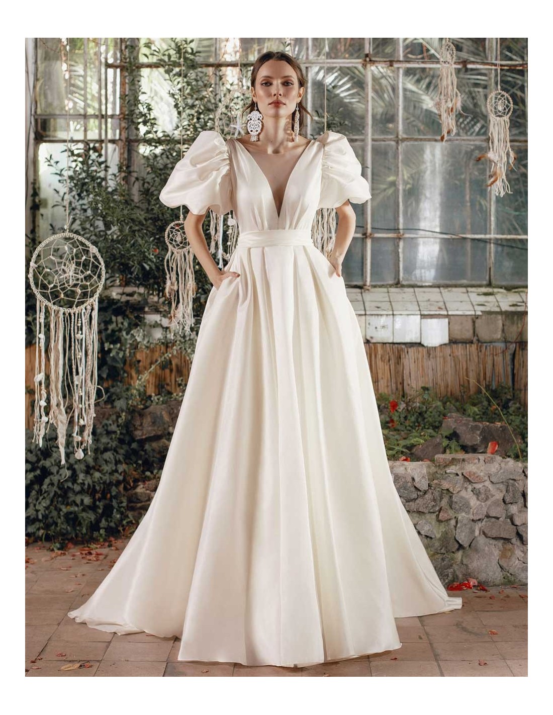 Classic Ball Gown With Balloon Sleeves And Open Back 