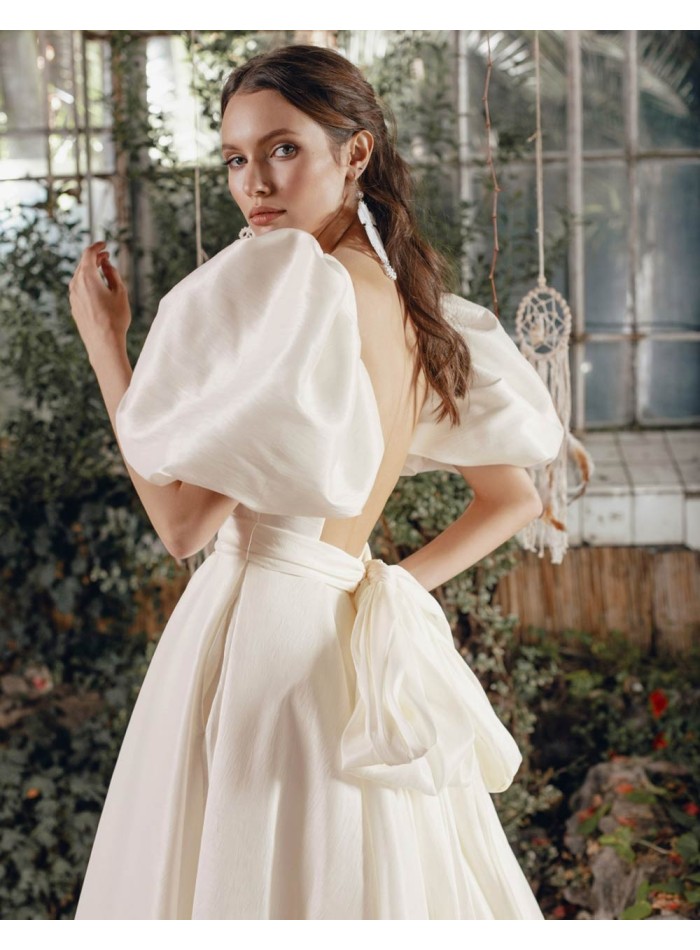 Classic ball gown with balloon sleeves and open back | INVITADISIMA