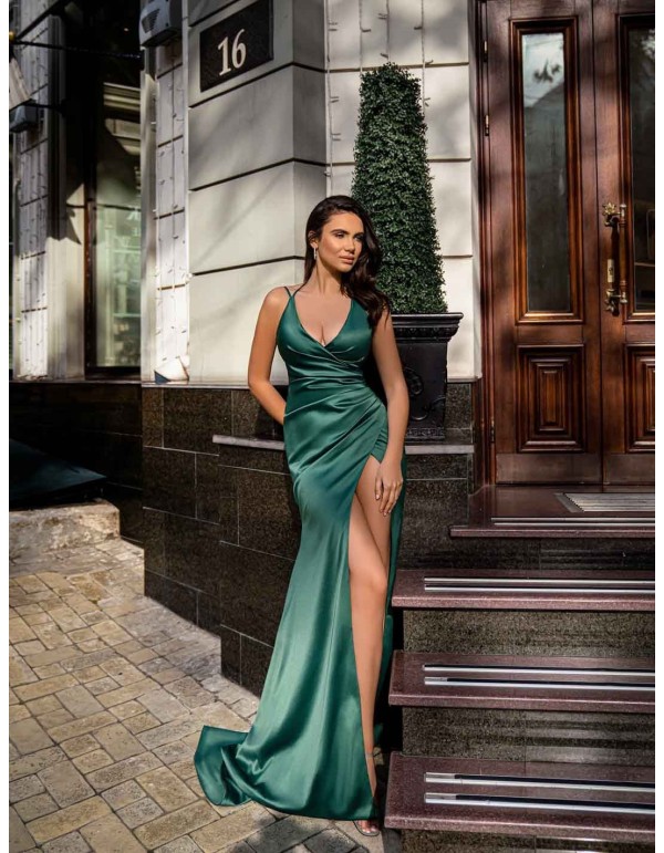 Vestido de fiesta largo con escote cruzado y abertura central con cola para invitadas