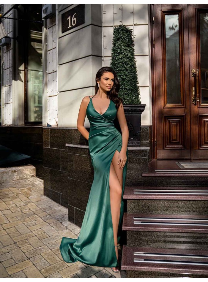 Long gown with crossover neckline and central opening with a train for parties