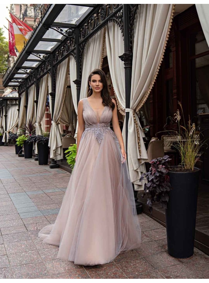 Vestido largo de fiesta rosa empolvado de tul plisado y pedrería en el centro para invitadas