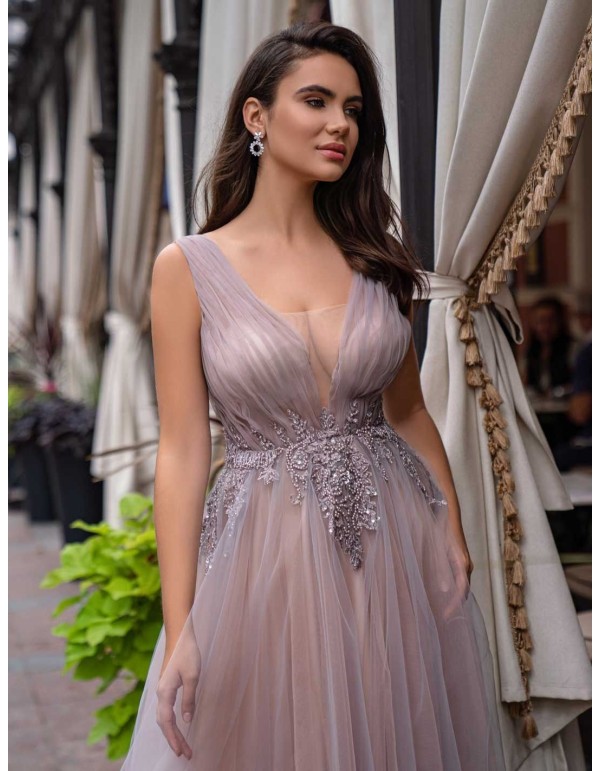 Vestido largo de fiesta rosa empolvado de tul plisado y pedrería en el centro para invitadas 2