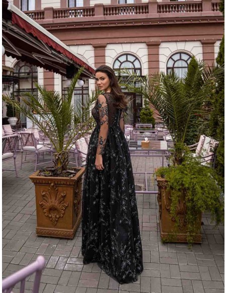 Vestido largo de negro con encaje bordado | INVITADISIMA