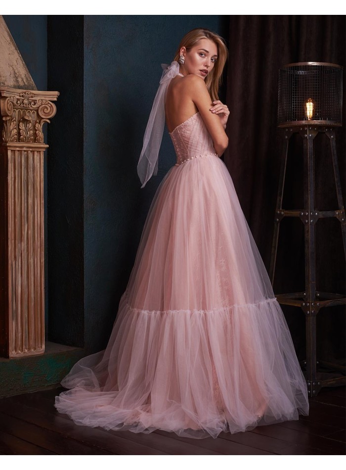 Evening dress with halter neckline made of tulle
