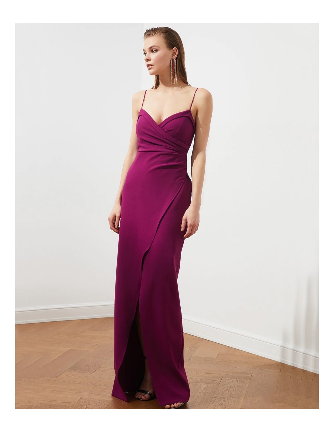 A beautiful and elegant dress, available in ash blue and burgundy. This dress has a stunning central slit that gives it movement and will make you look like no one else your accessories.