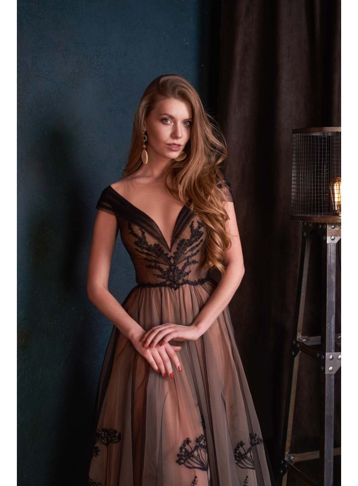 Long tulle party dress with black flower embroidery and dropped shoulders |  INVITADISIMA