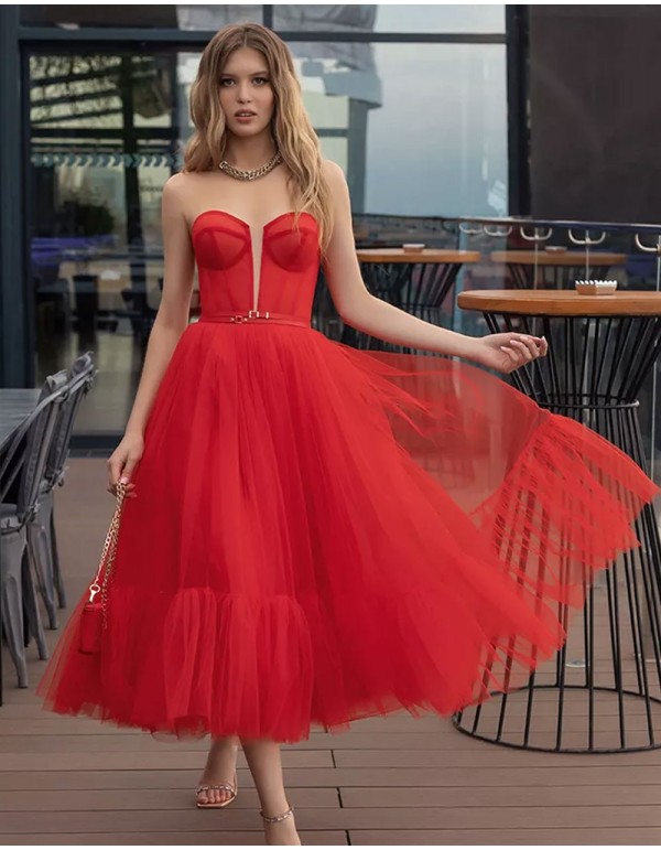 Vestido de fiesta midi realizado en tul con escote palabra de honor