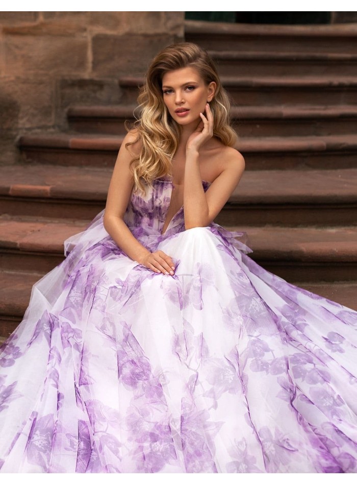 Vestido de fiesta largo de tul con estampado de flores violetas de Ricca Sposa