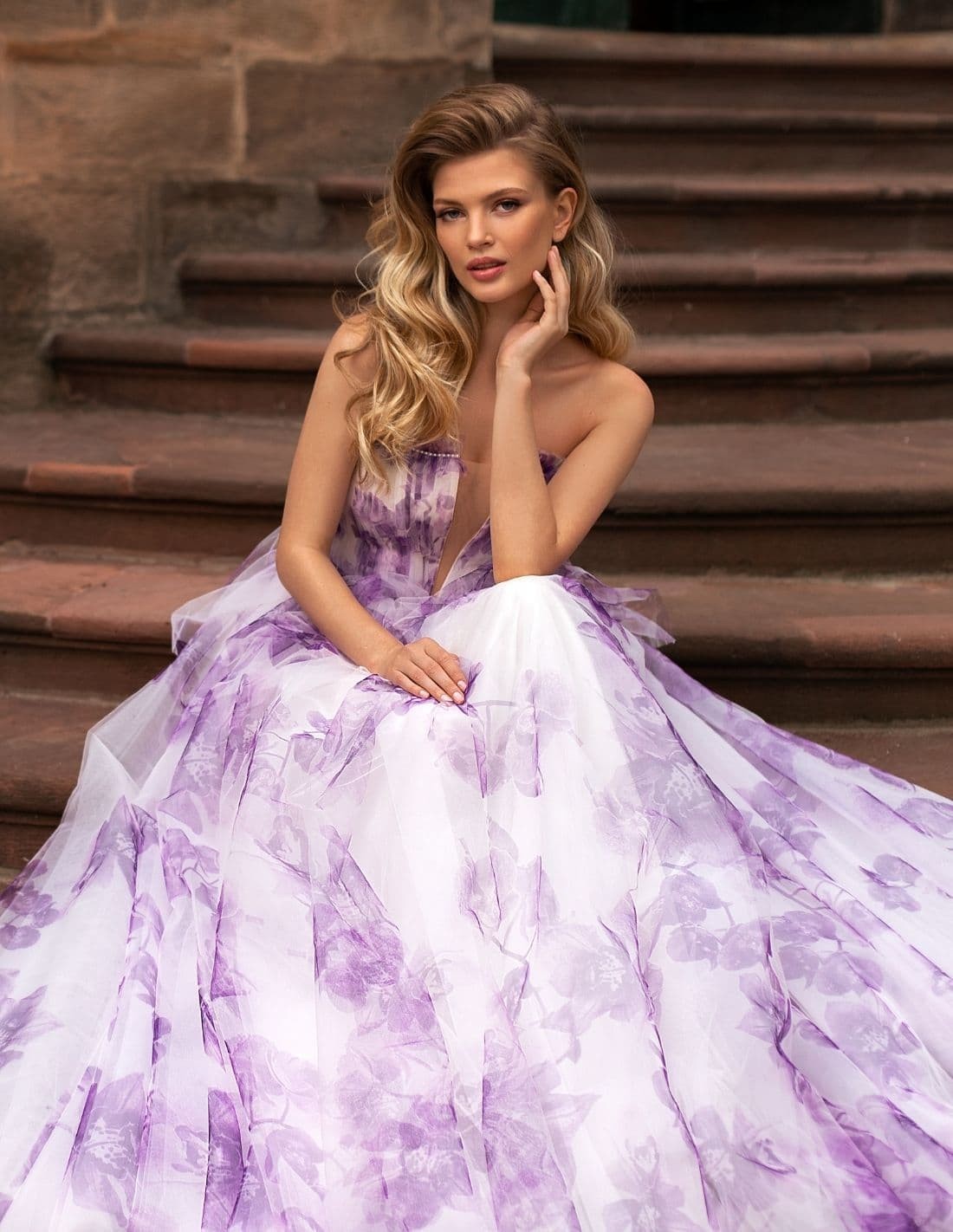 Vestido de fiesta largo de tul con estampado de flores violetas |  INVITADISIMA