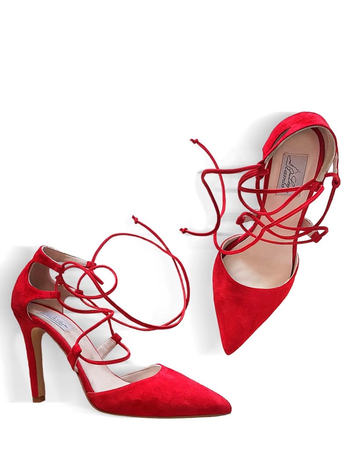 Zapatos de tacón de ante rojo en INVITADISIMA