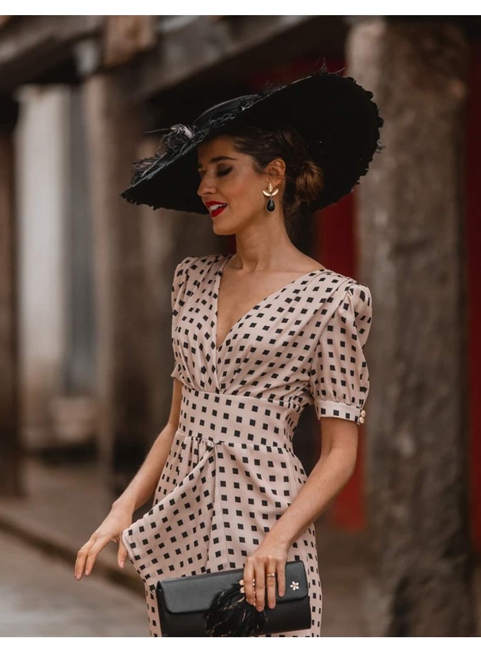 Black wide brimmed hat with feathers and nude tones - Invitada Perfecta for weddings
