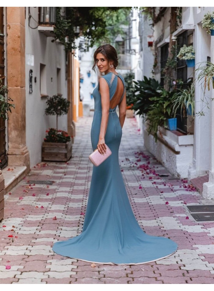 Vestido de fiesta largo con pedrería y transparencias de invitada