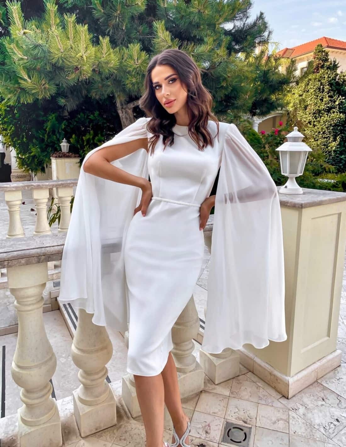 Vestido cóctel blanco para novias con mangas de gasa| INVITADISIMA