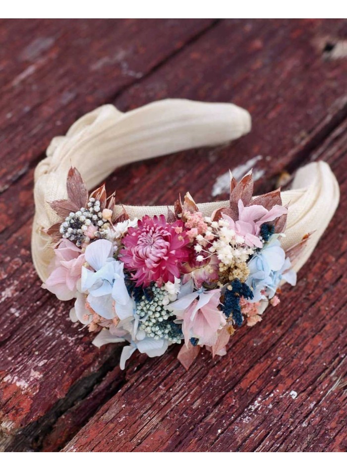 Diadema arrugada con tela sinamay color crudo con flores preservadas de Cala by Lilian