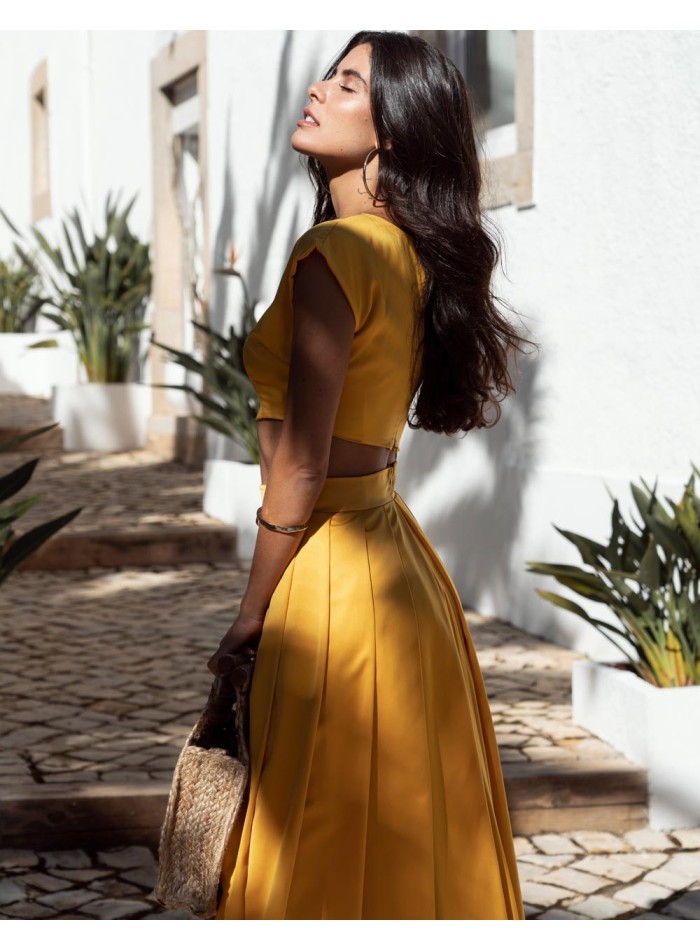 Falda de fiesta larga en color mostaza con abertura | INVITADISIMA