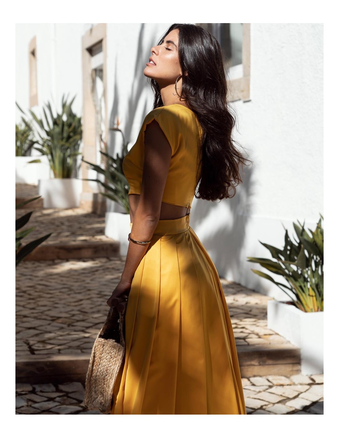 Falda de fiesta larga en color mostaza con abertura | INVITADISIMA