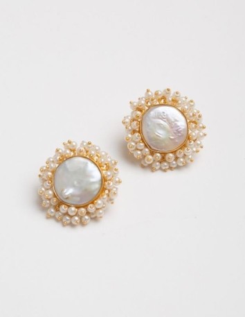 Button style earrings with central pearl and smaller pearls around it