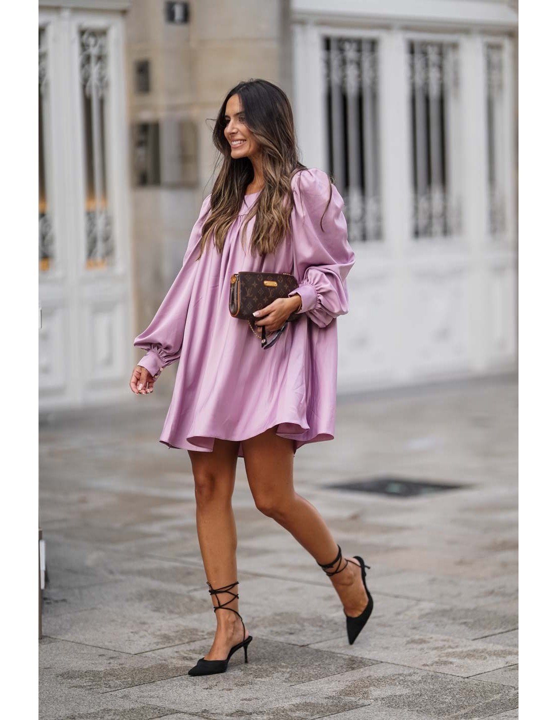 Mini dress with bishop sleeves in lilac colour | INVITADISIMA