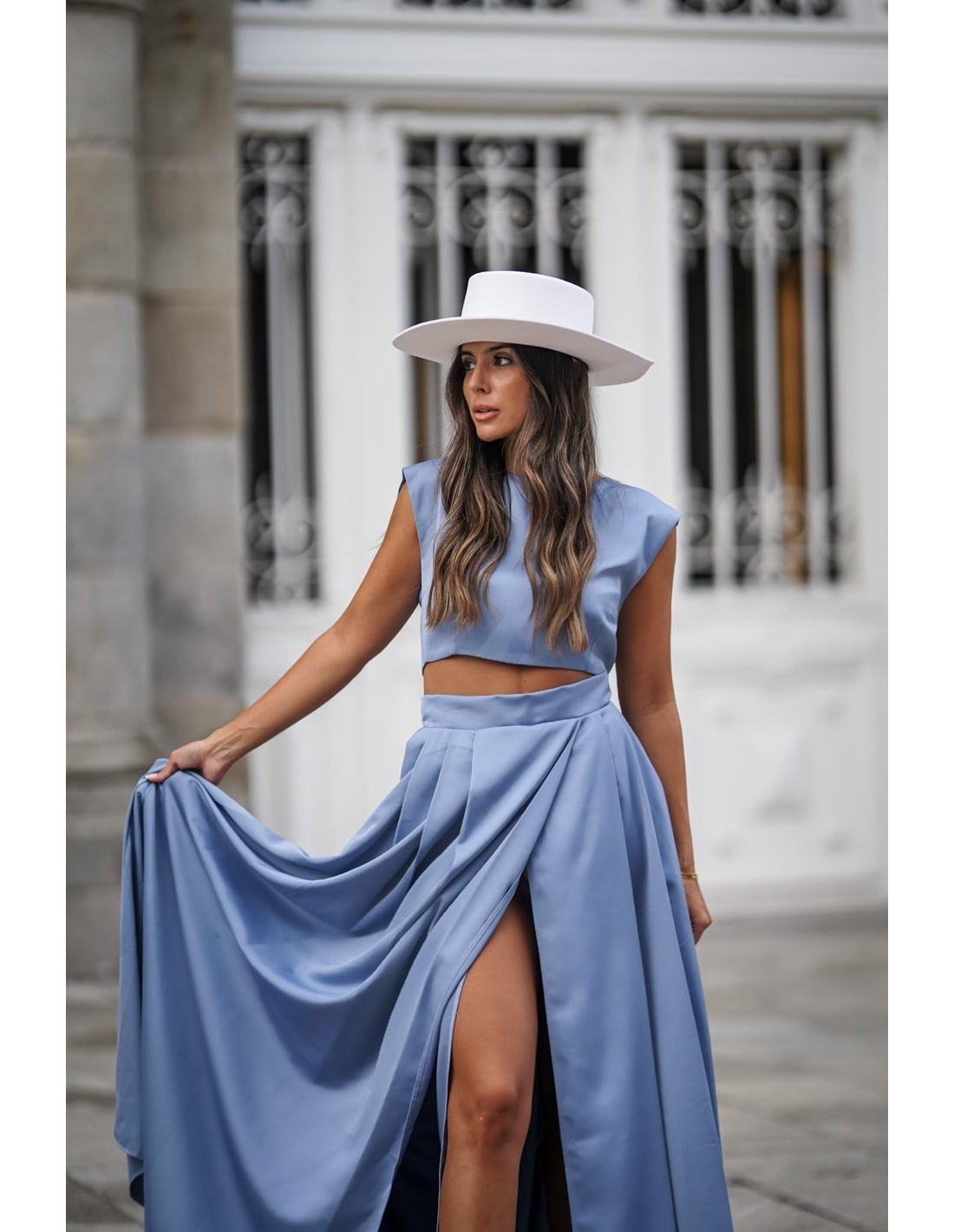 Falda larga azul con abertura lateral |