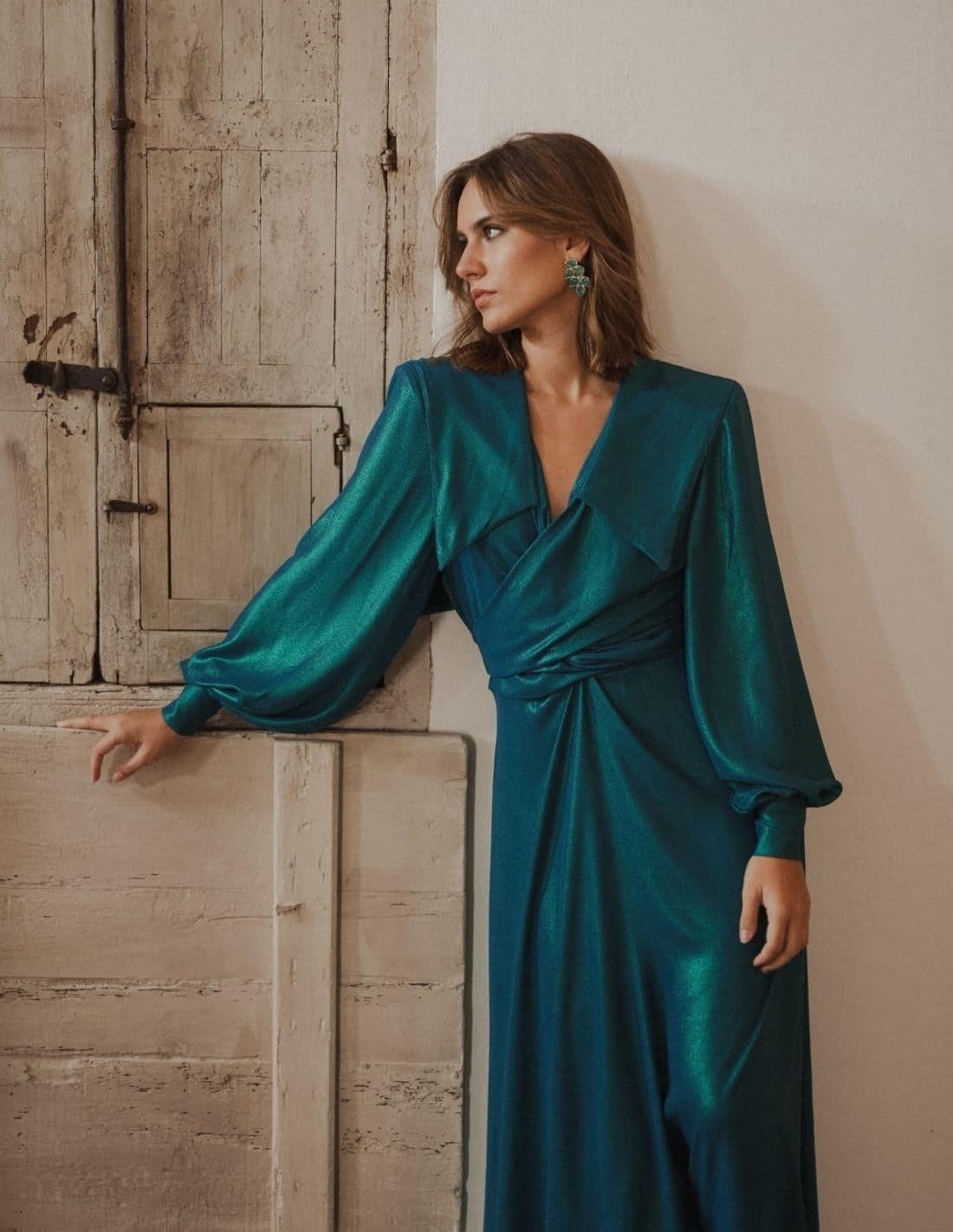 Teal blue midi dress with long sleeves | INVITADISIMA