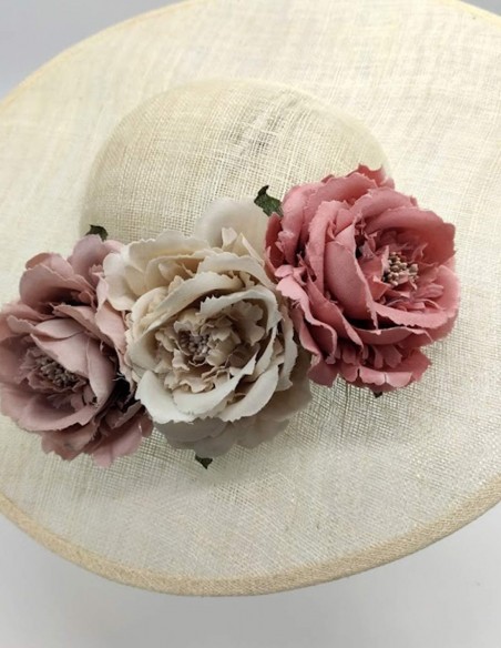 Pamela en base de sinamay con flores en tonos pastel Pamela en base de sinamay con flores en tonos pastel