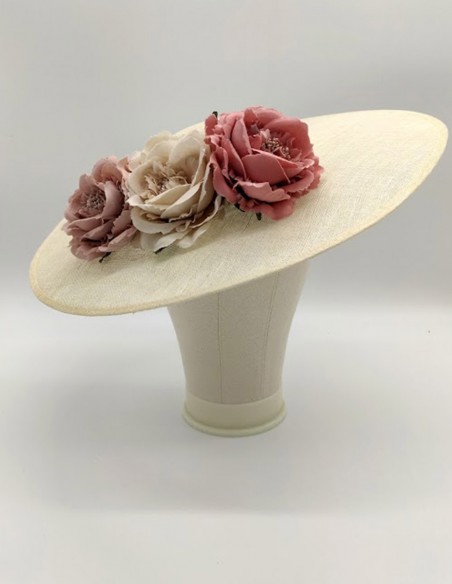 Pamela en base de sinamay con flores en tonos pastel de Monisima de la Muerte Pamela en base de sinamay con flores en tonos pastel de Monisima de la Muerte