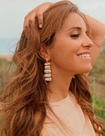 Pendientes largos dorados con perlas 2