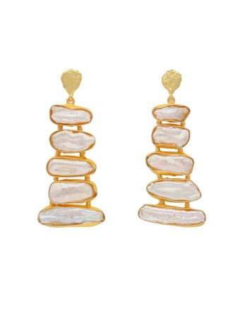 Long golden earrings with pearls