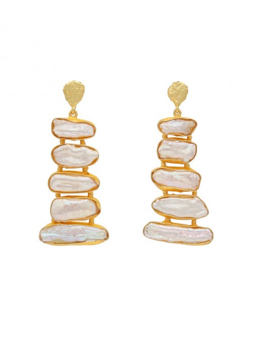 Long golden earrings with pearls