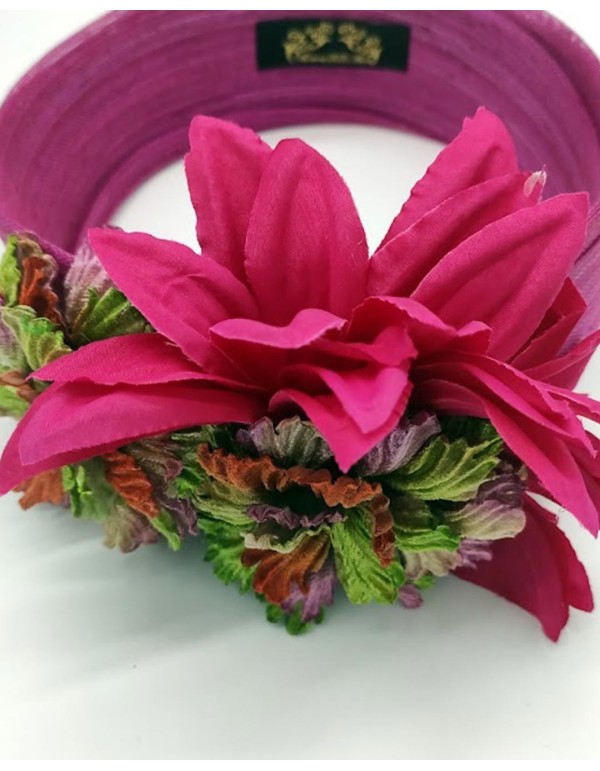 Turbante en seda de sinamay adornado con flores aterciopeladas 2