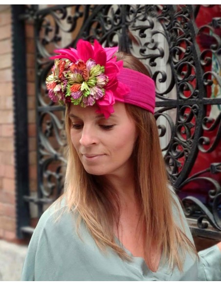 Turban in sinamay silk embellished with velvety flowers for guests Turban in sinamay silk embellished with velvety flowers for guests