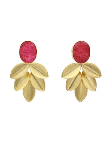 Gold leaf and natural oval stone party earrings in fucsia colour