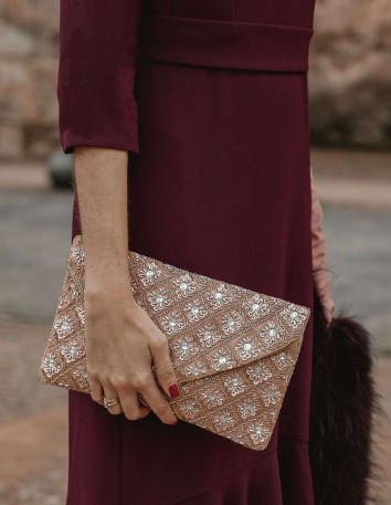 Evening clutch bag in the shape of an envelope with nude rhinestones- INVITADA PERFECTA Acus complementos - 1 
