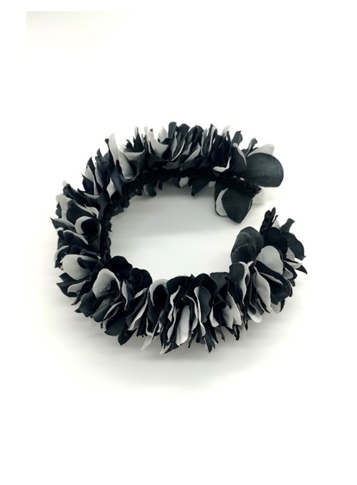 Diadema con pétalos de hortensia en blanco y negro