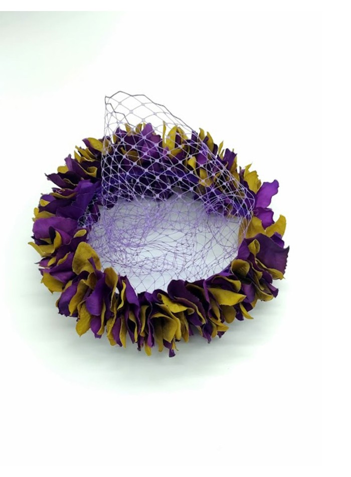 Diadema con pétalos de hortensia en color morado y amarillo