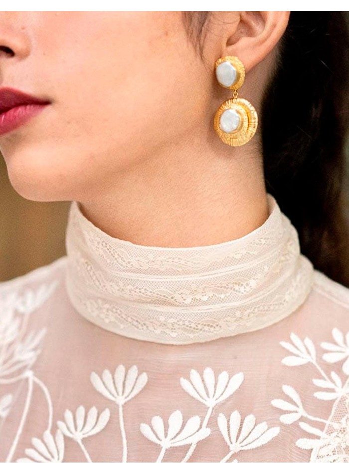 Pendientes metalizados con perla circular para fiesta