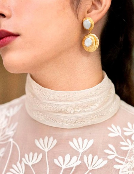 Pendientes metalizados con perla circular para fiesta Pendientes metalizados con perla circular para fiesta