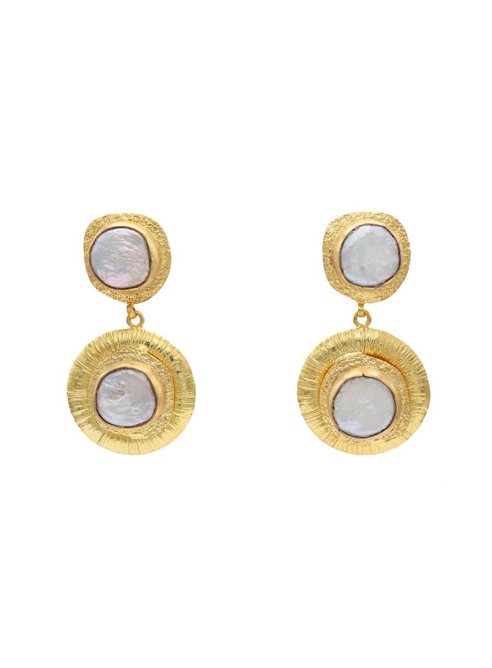 Metallic earrings with circular pearl