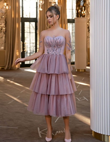Vestido midi con capas de tul y cuerpo bordado