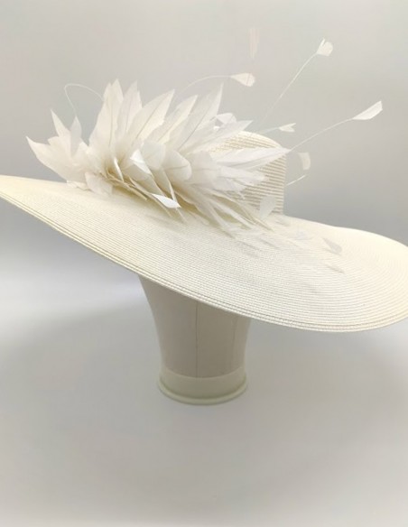 Bridal pamela with cock feather knob Bridal pamela with cock feather knob