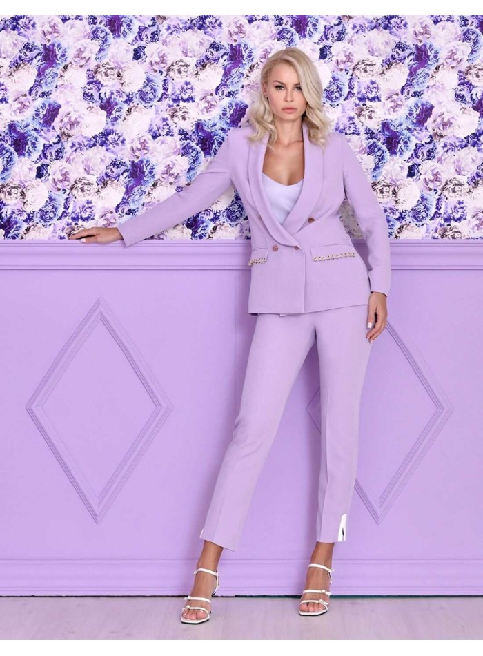 Conjunto de traje chaqueta y pantalón en color lila con detalles | INVITADISIMA