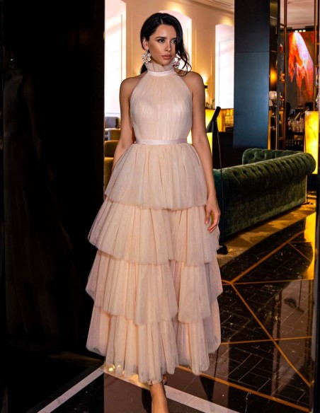 Vestido midi de fiesta de cuello halter y falda con capas de tul Vestido midi de fiesta de cuello halter y falda con capas de tul