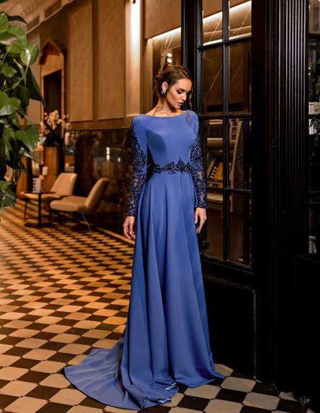 Vestido de fiesta largo con manga larga y pedrería
