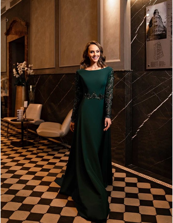 Vestido de fiesta largo con manga larga y pedrería en color verde de Silviamo