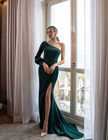 Vestido largo de fiesta con escote asimétrico y detalle pedrería Vestido largo de fiesta con escote asimétrico y detalle pedrería