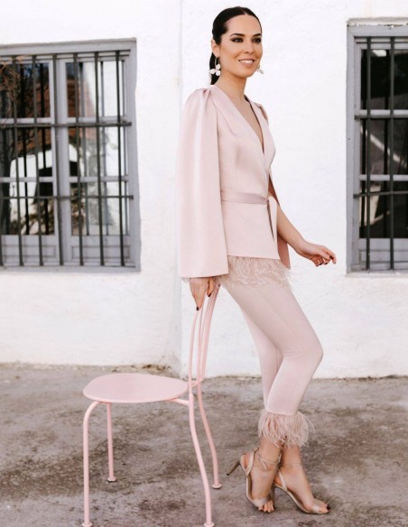 Conjunto de traje en color rosa empolvado con detalle plumas | INVITADISIMA  Categoria Colores ROSAS Colores Rosa palo Talla Ropa 3XL