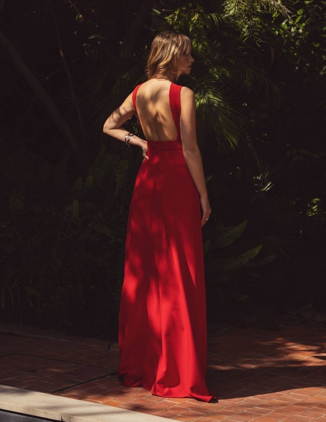 Vestido de fiesta rojo con descubierta | INVITADISIMA
